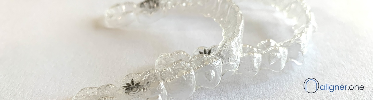 Speichelansammlung unter Invisalign-Schienen